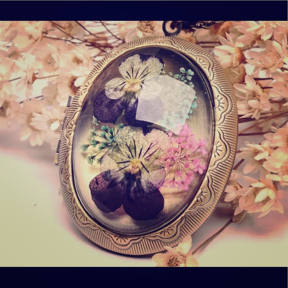 Vintage purple pansy locket.